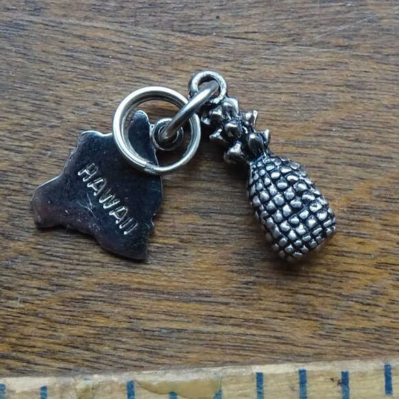 1970s Hawaii Charm Pendant - Picture 1 of 2